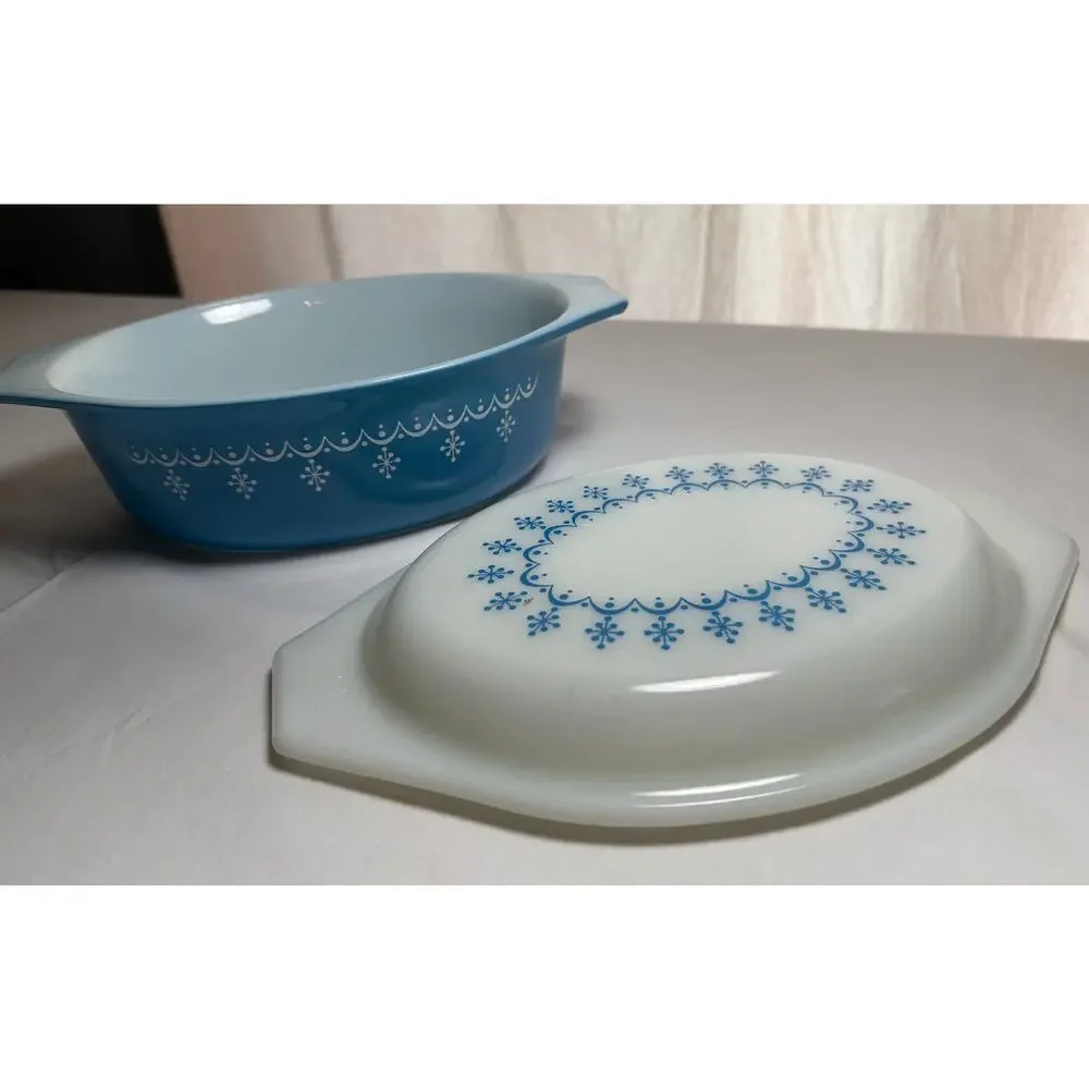 Vintage Pyrex Blue Garland Snowflake casserole dish with lid 1.5 qt